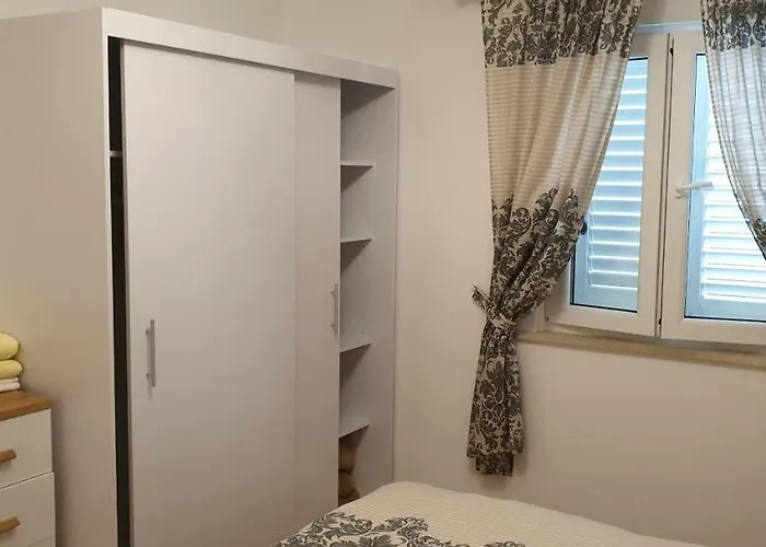 דירה Kuca Luce-apartman Br.2 מאלי לוסיניי