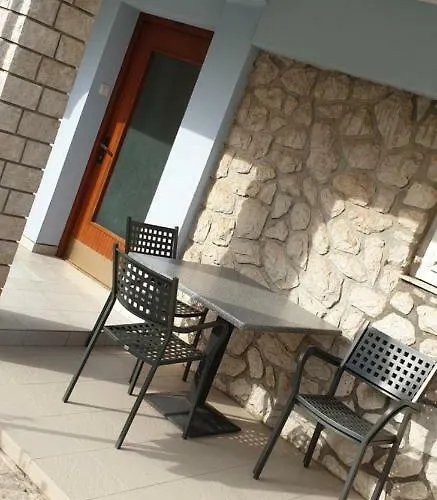 Kuca Luce-apartman Br.2 דירה מאלי לוסיניי